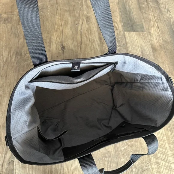 Tumi NWT- 148968-1041/Alpha Bravo Essential Large East West Tote- Black - Picture 6 of 13